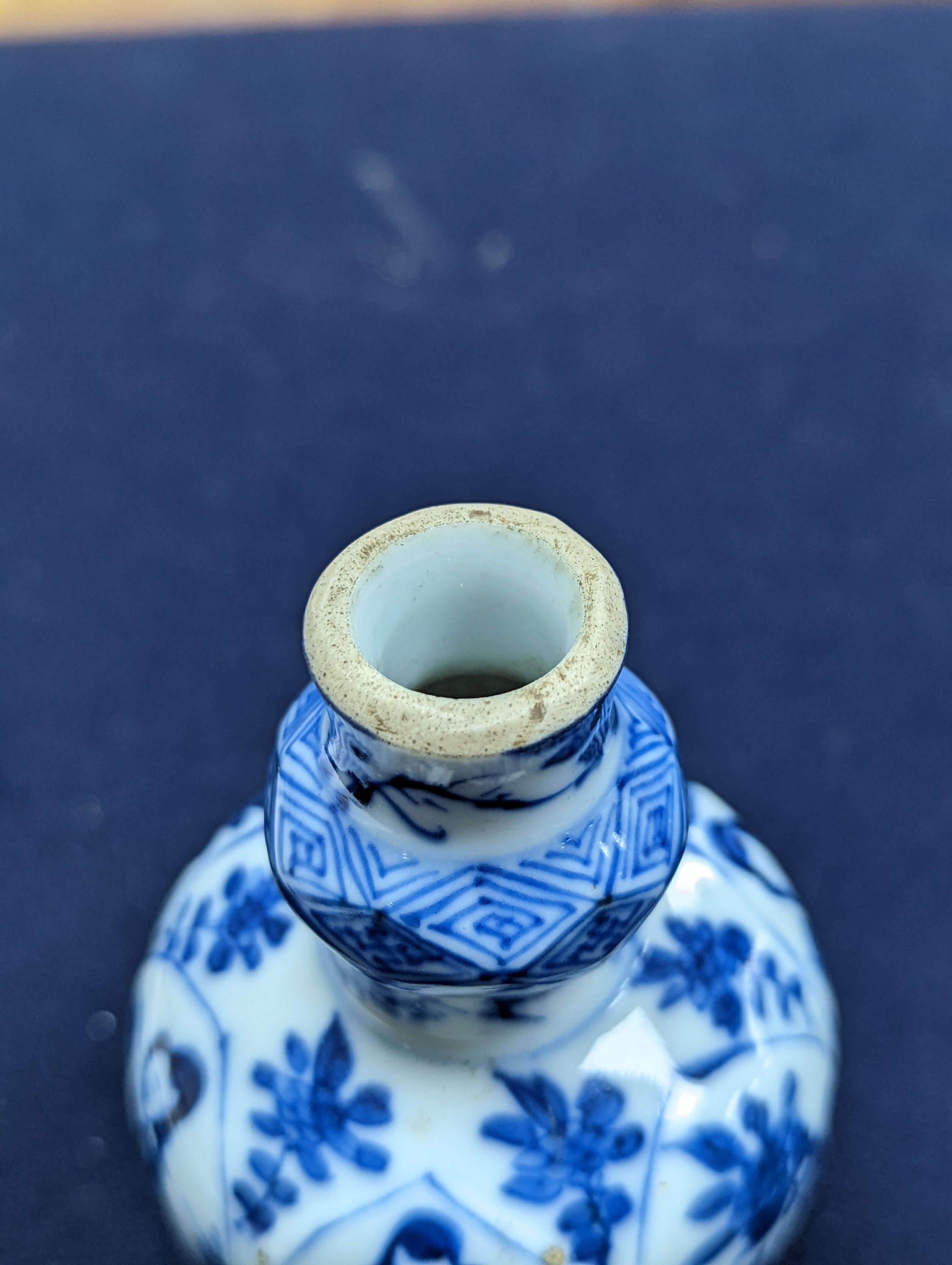 A Chinese Kangxi blue and white garlic neck vase, rim reduced 11cm